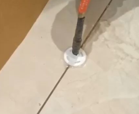 尖扎瓷砖空鼓维修公司专业解答瓷砖在铺贴过程中，如果没有涂抹均匀到位的粘结材料（如水泥砂浆或瓷砖胶），可能会导致以下问题